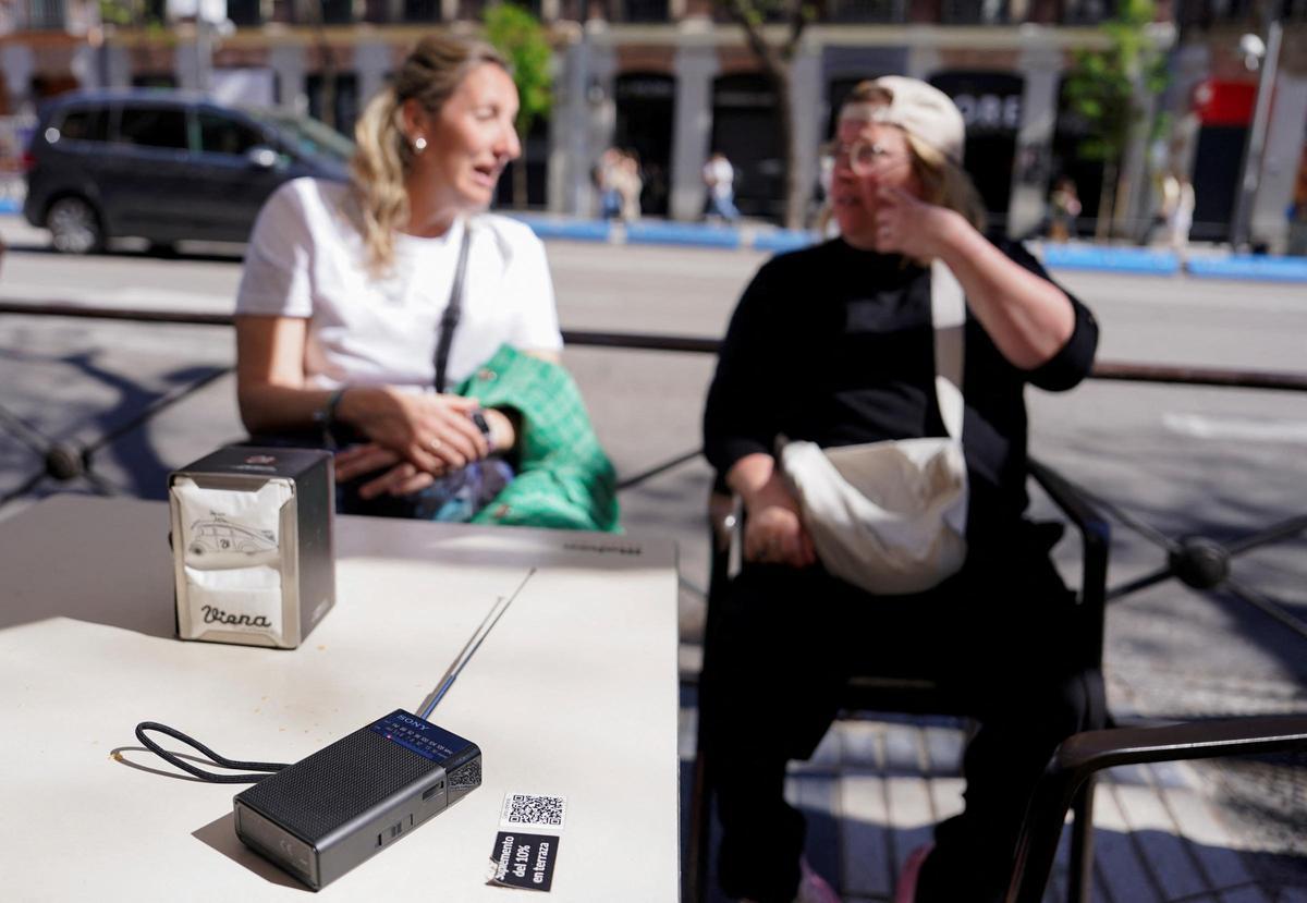 Informarse del apagón a través de la radio Informarse del apagón a través de la radio
