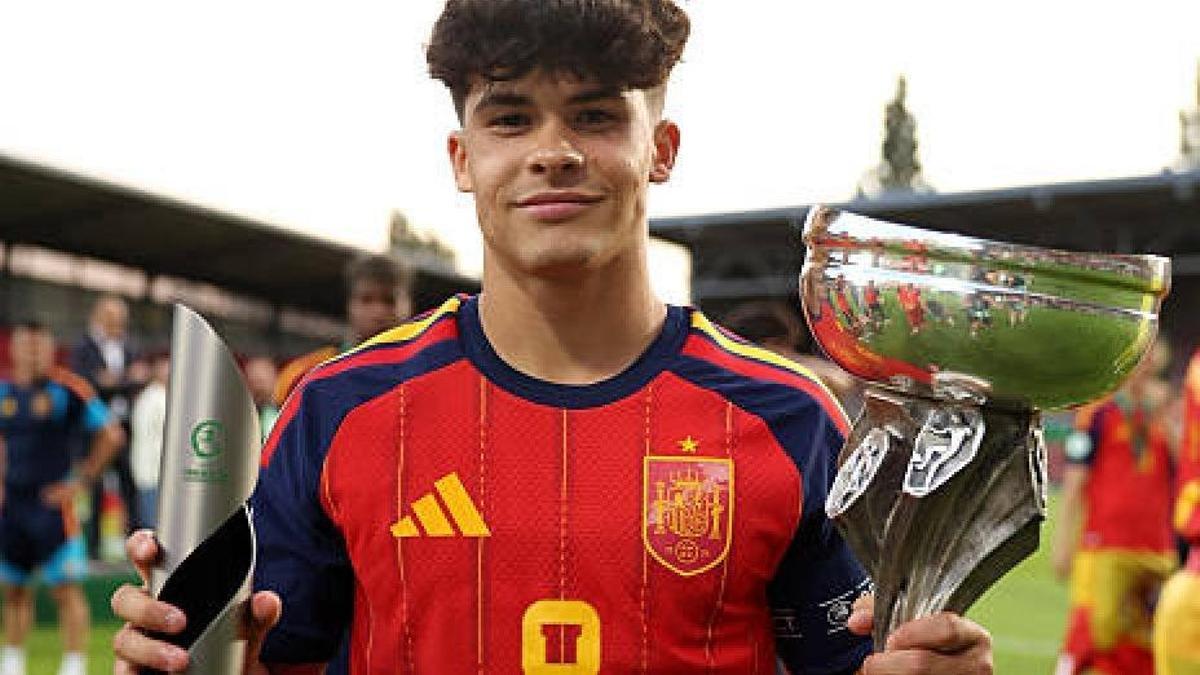 Quim Junyent, amb els trofeus de l'Eurocopa sub-19 i de jugador més valuós