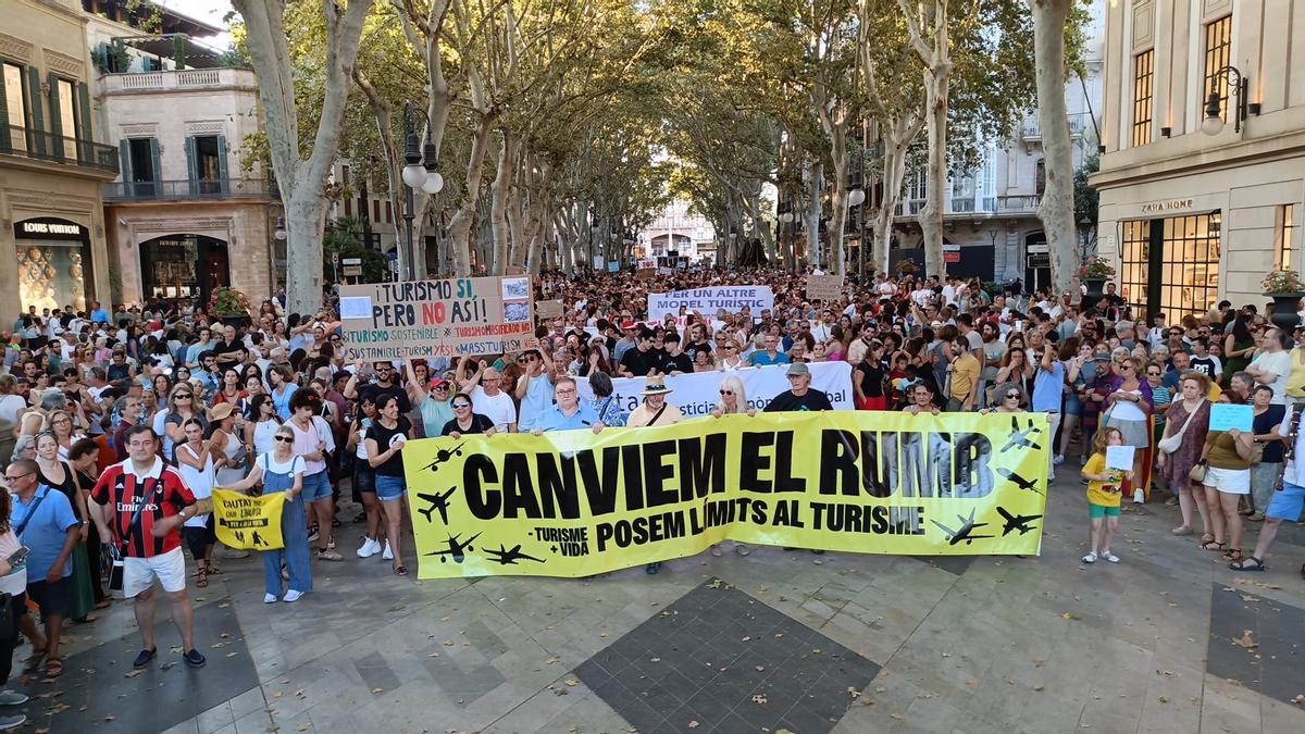 La cabecera de la manifestación, en el paseo del Borne.
