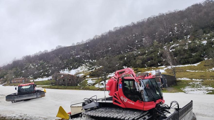Esquí &quot;interruptus&quot; en Asturias: El viento y la lluvia dejan casi sin nieve a las estaciones, que están cerradas