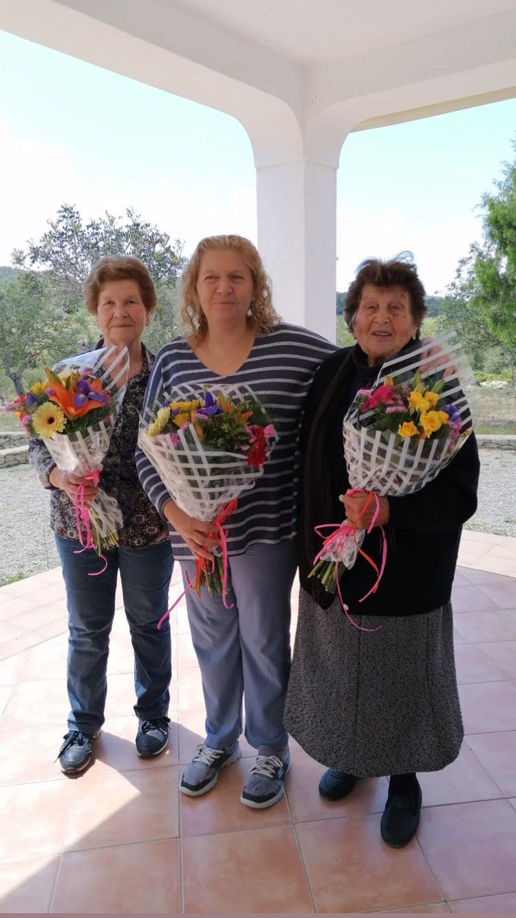 María del Carmen Marí en el centro, con su madre Margarita Riera a la derecha de la imagen y su suegra Maria Riera a la izquierda.