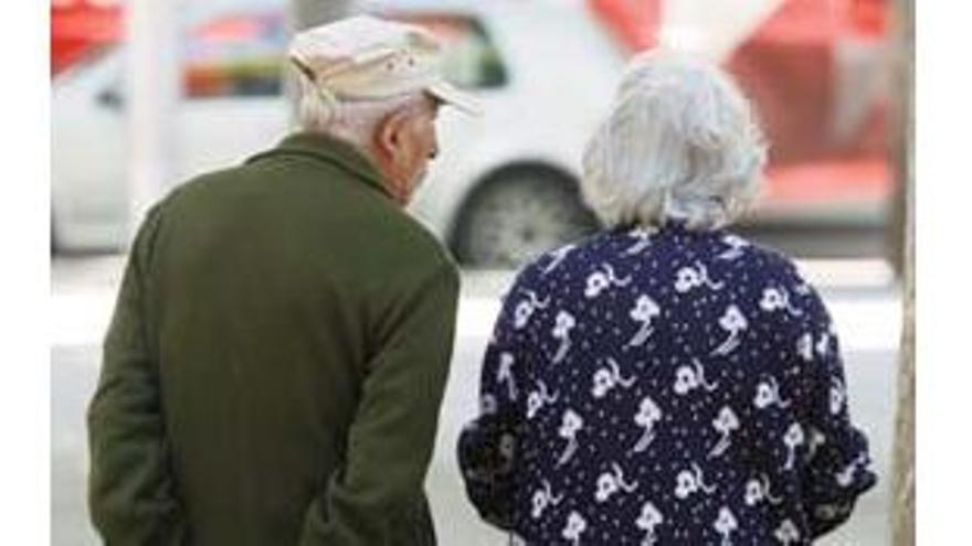 Un home i una dona de més de 60 anys passegen pels carrers de Girona · Aniol Resclosa