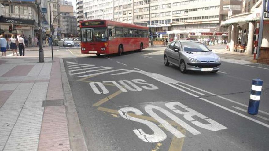 Un autobús urbano se introduce en el carril bus en la plaza de Pontevedra. / thais r. paz