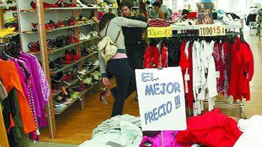 Las rebajas arrancan con descuentos de hasta el 50% tras la crisis de ventas