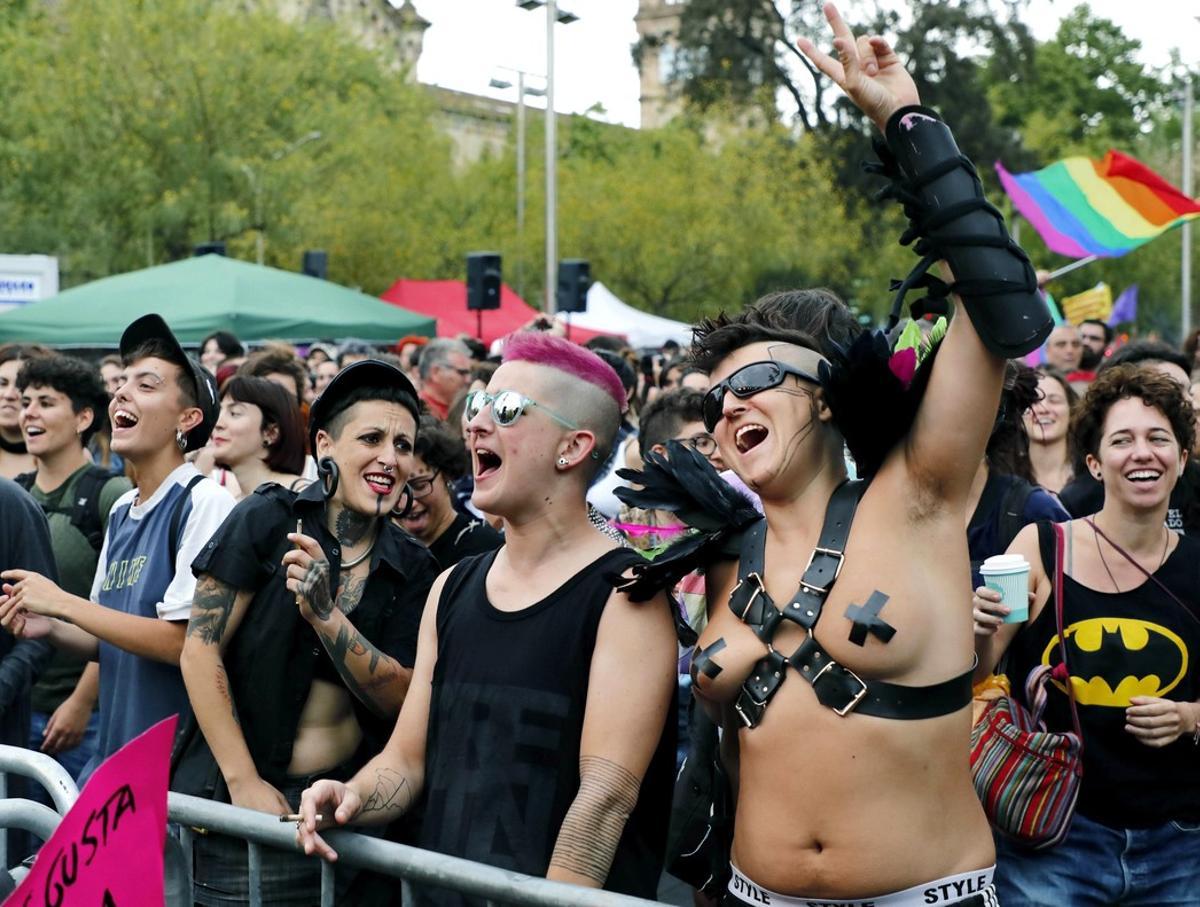 GRA187  BARCELONA  01 07 2017 - El movimiento LGBTI  agrupado en la Comision Unitaria 28j  convoco esta tarde una manifestacion en Barcelona para conmemorar la primera propuesta que se celebro hace 40 anos en Espana para reivindicar los derechos del colectivo y en el marco de los actos del Orgullo LGTBI  exigir que no se reviertan los logros conseguidos en estas cuatro decadas  EFE Andreu Dalmau