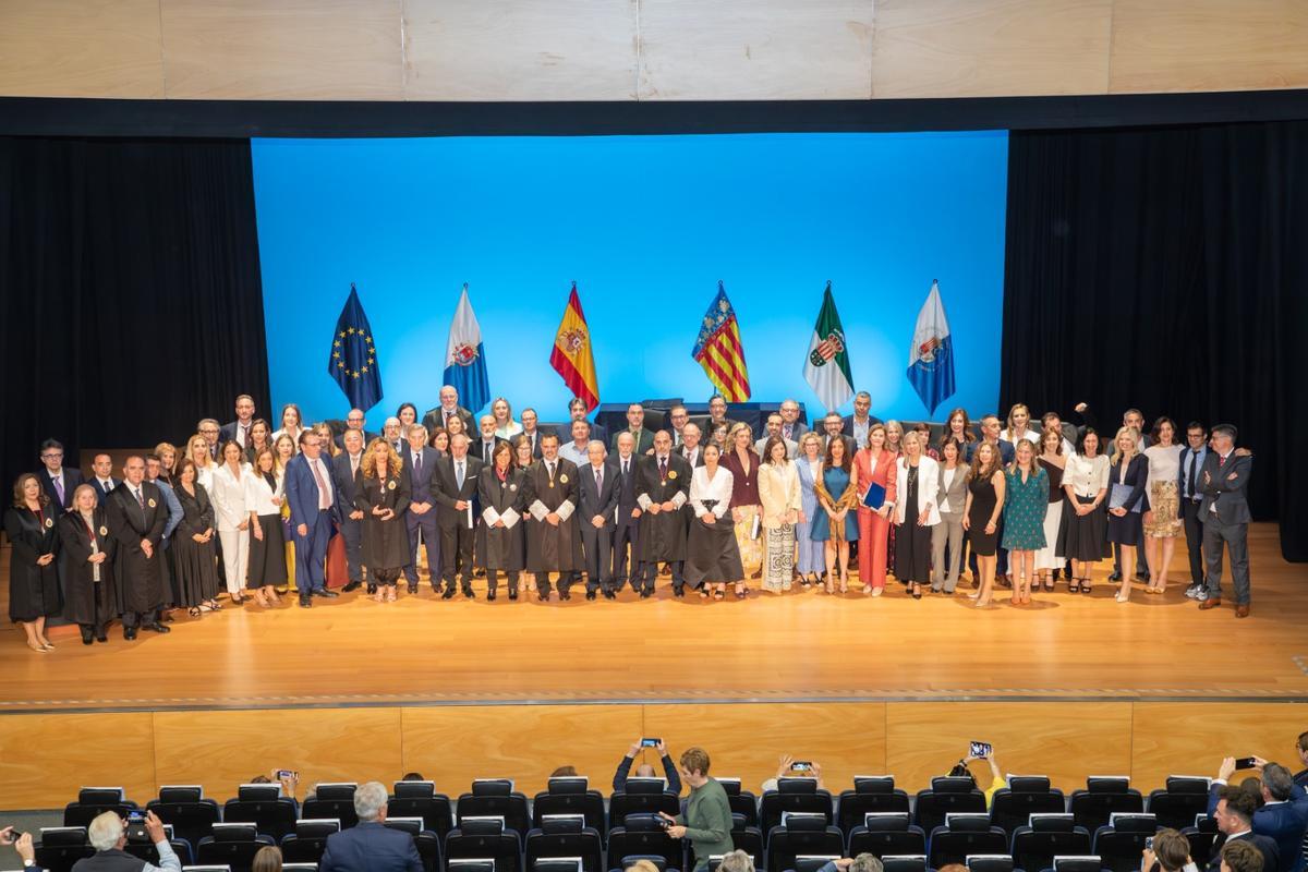 Los homenajeados por sus 25 y 50 años en el Colegio, junto con el decano y miembros de la Junta de Gobierno, en el Paraninfo de la UA..