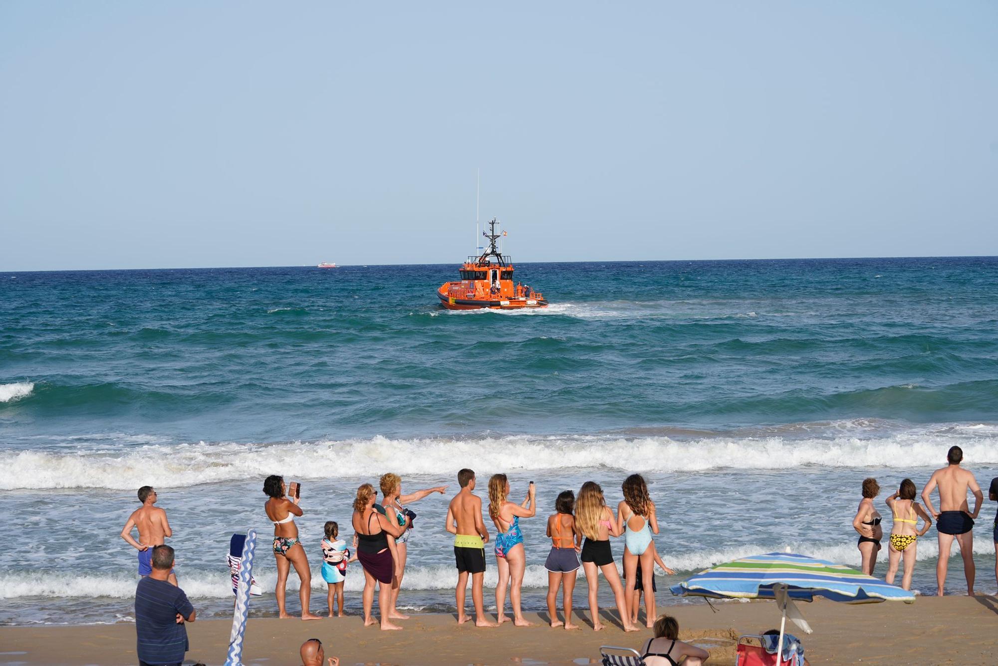 Una embarcación se queda encallada en una playa de Arenales del Sol