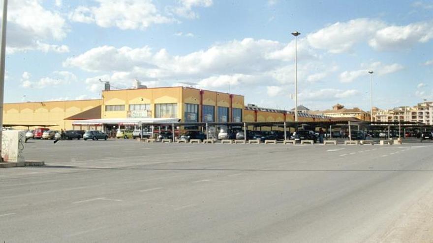 Centro Comercial de Alboraia con edificios de Port Saplaya, detrás