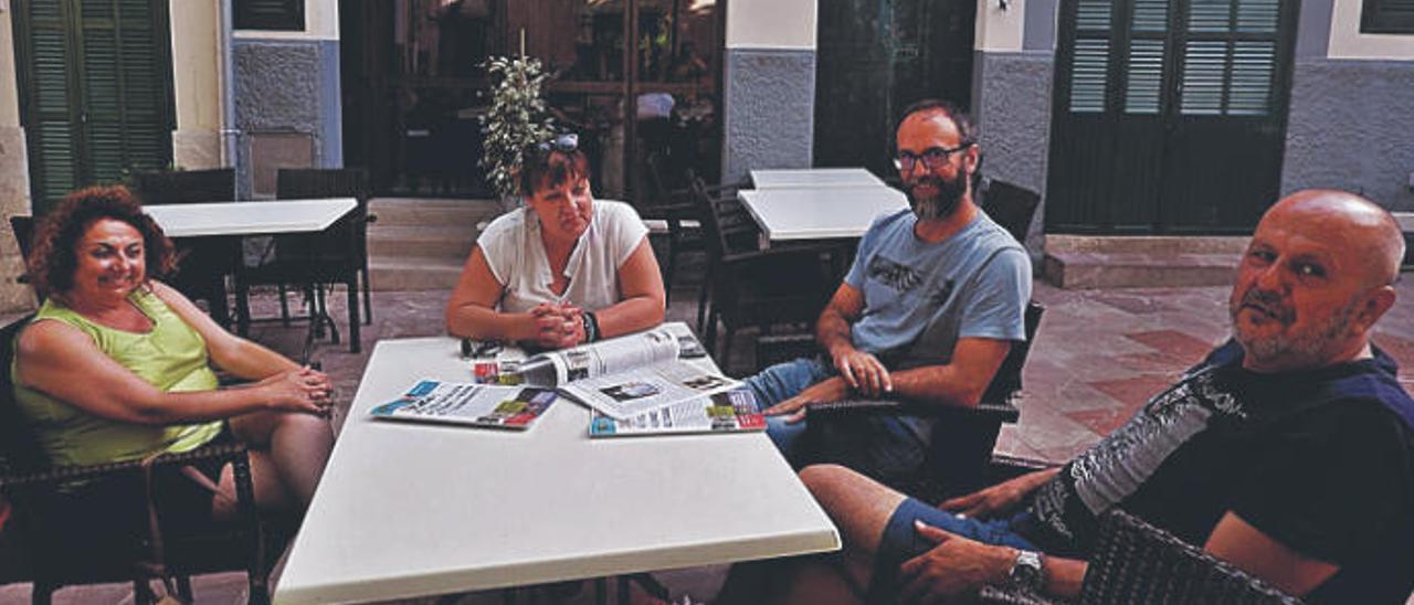 Joana Maria Campomar, Bel Busquets, Miquel Gallardo y Miquel Ensenyat, pillados la noche de San Juan en la plaza de LlubÃ­, antes del aquelarre. En el recuadro, Antoni Alorda, el instigador en la sombra.