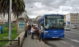 El bus a la playa esperará a la línea de Cambre en A Barcala tras las quejas de los usuarios