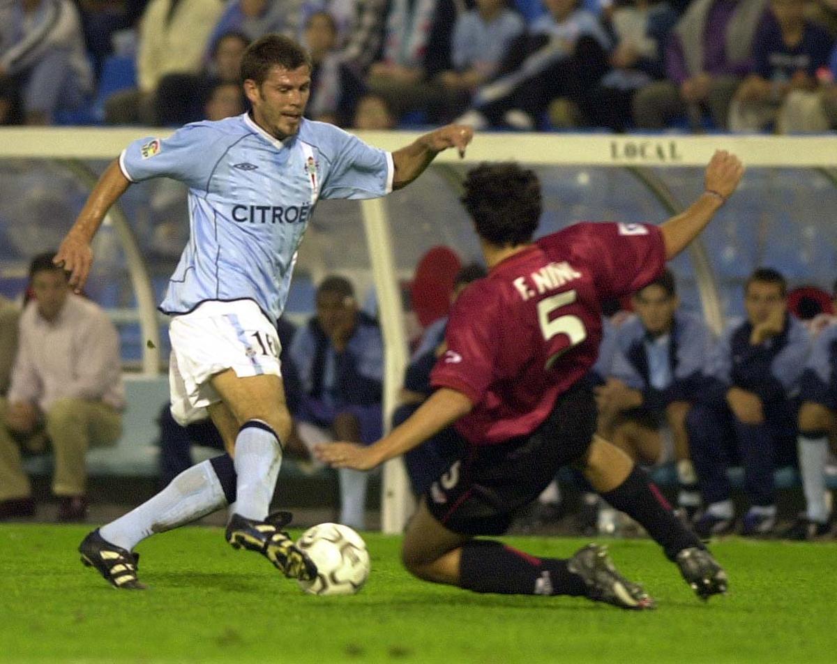 Boban esquiva una entrada de un rival durante un partido en Balaídos en 2001.