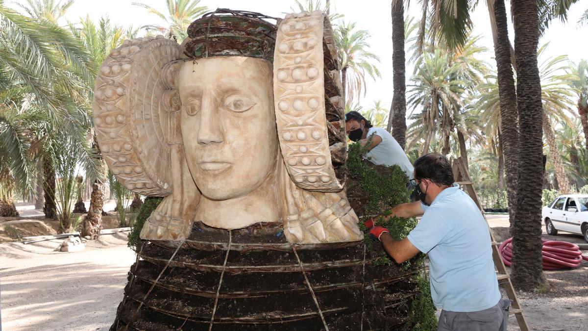 Operarios de la Concejalía de Parques y Jardines trabajan en la restauración de la Dama de Elche ubicada en el Centro de Congresos.