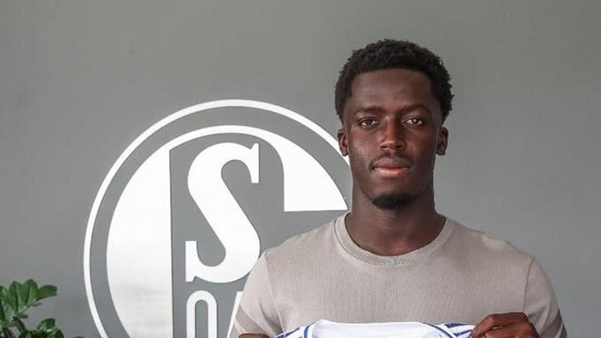 Christian Gomis, en su presentación como fichaje del Schalke 04.