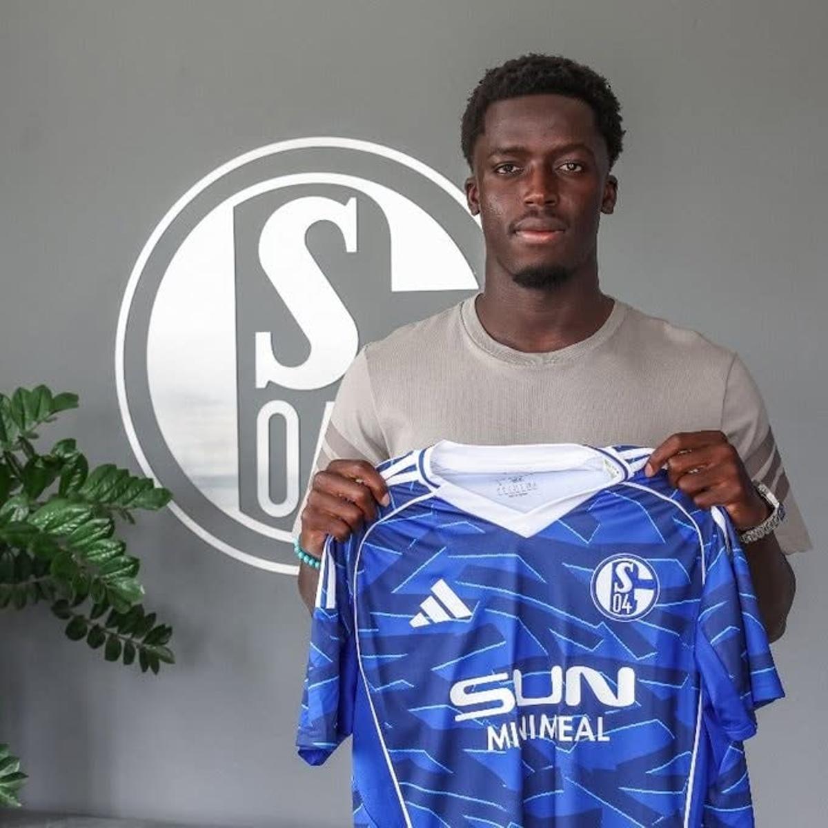 Christian Gomis, en su presentación como fichaje del Schalke 04.