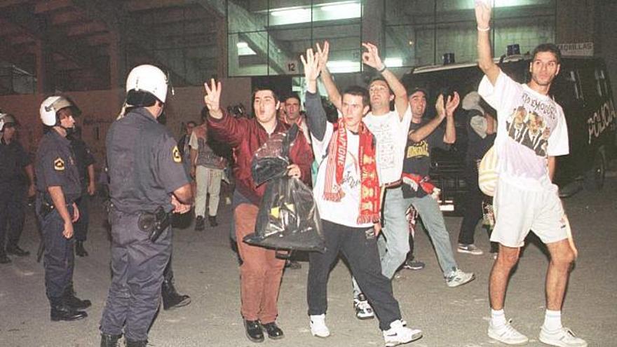 La Policía custodia la salida de aficionados radicales del Valencia en octubre de 1997.