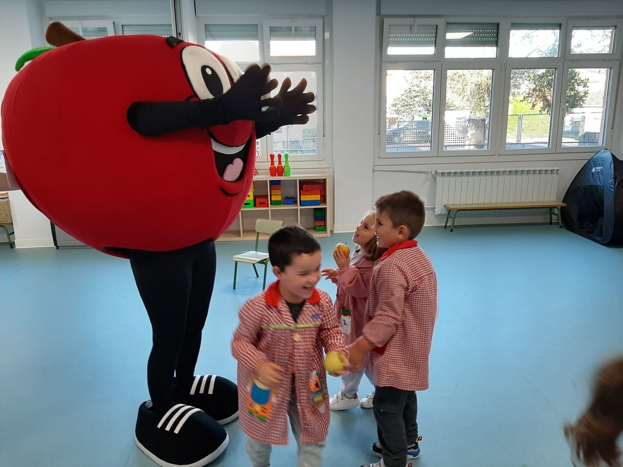 Los niños de Villaviciosa comen "Manzanina" para estar más sanos