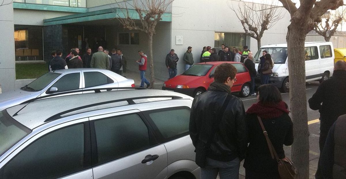 Mossos concentrats als jutjats de Figueres en suport a dos companys agredits. Mossos concentrats als jutjats de Figueres en suport a dos companys agredits.