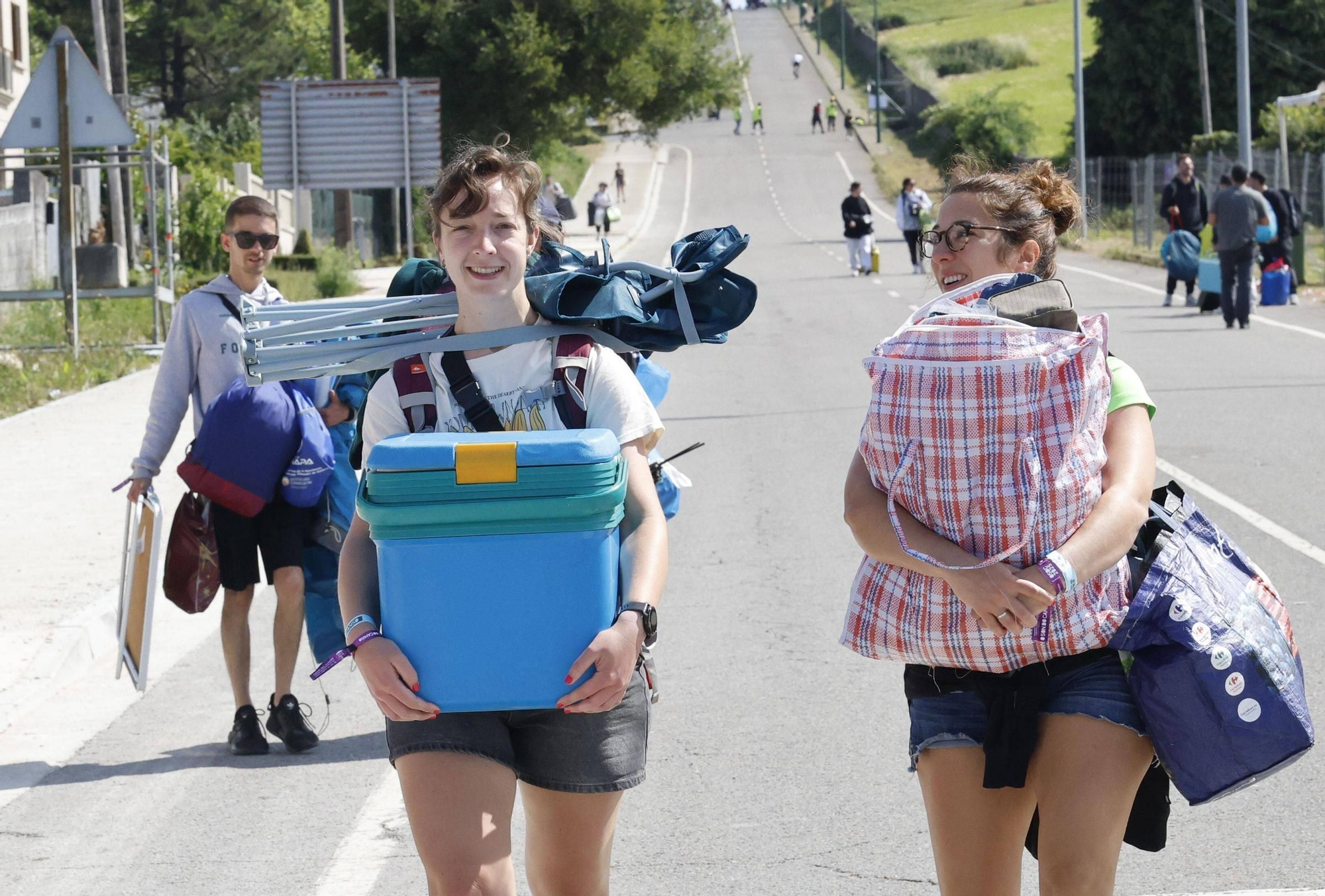 Vuelta a la realidad, paso a paso y mochila a cuestas: los campistas abandonan el Monte do Gozo