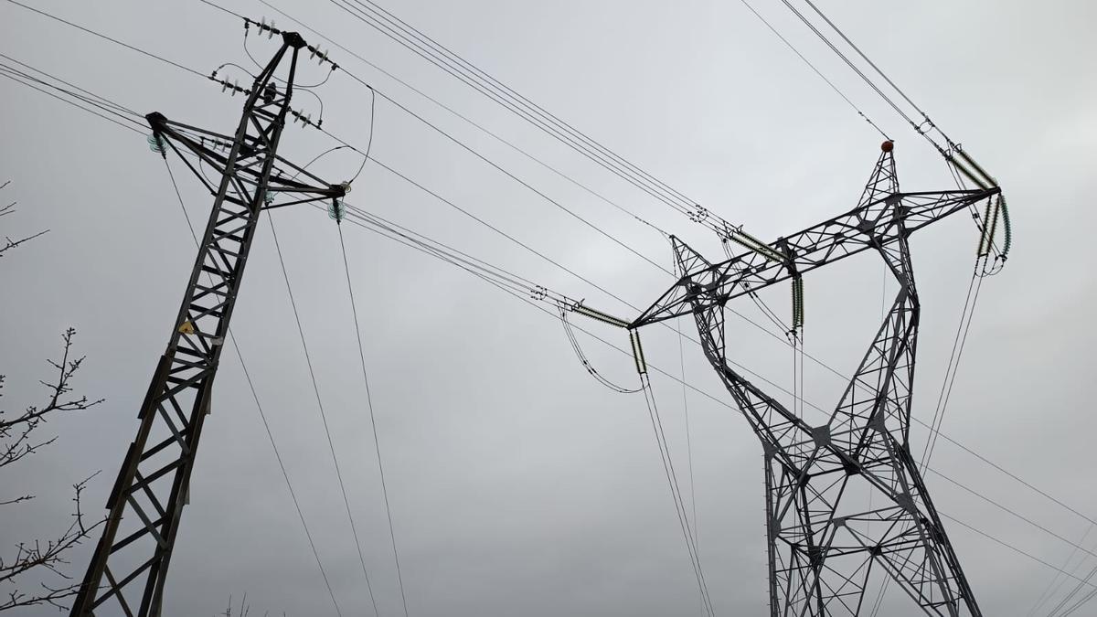 Torres de redes de transporte y de distribución de electricidad.