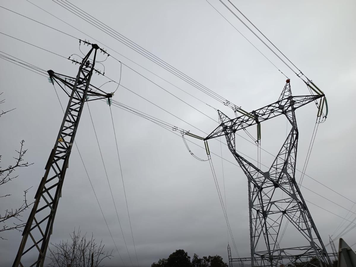 Torres de redes de transporte y de distribución de electricidad.