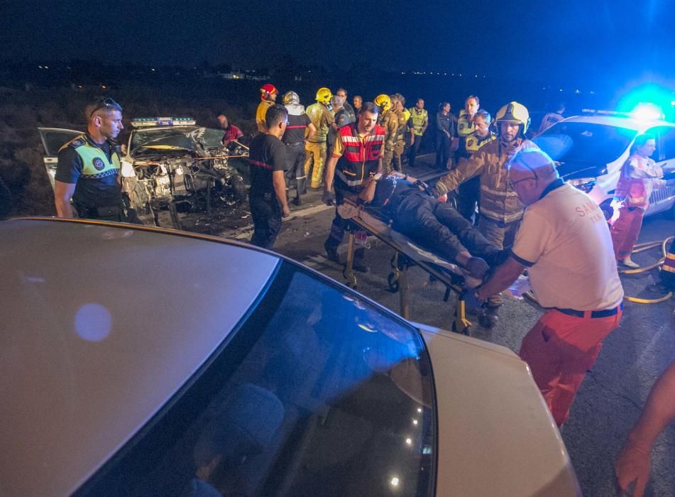 Tres heridos en un choque frontal entre un turismo