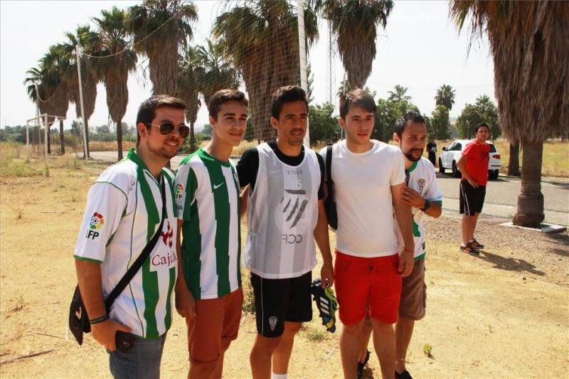 Aficionados animan al Córdoba en el último entrenamiento antes de Las Palmas