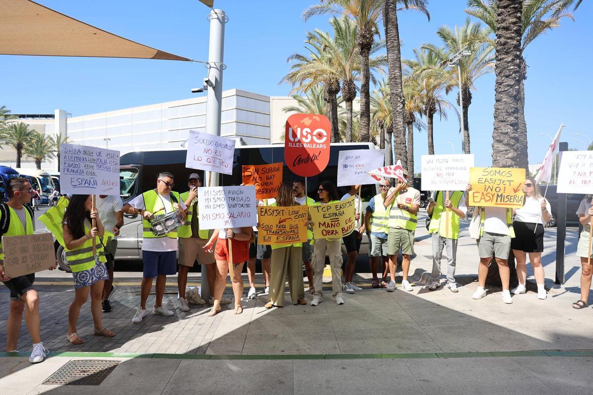 Tripulantes de cabina de easyJet durante la concentración este miércoles en el aeropuerto de Palma por la huelga que secundan hasta el viernes.