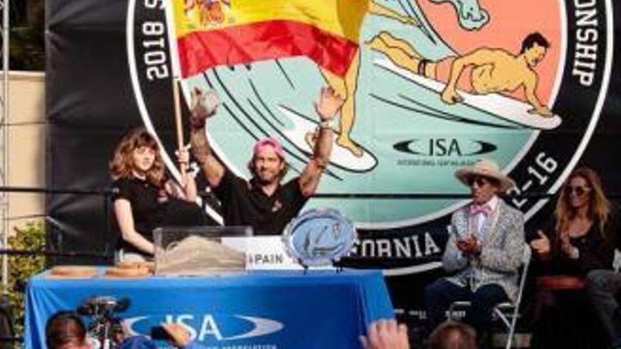 La surfista Carmen López hace historia en La Jolla. "Me he sentido muy a gusto en el agua pero ayer las condicionesno eran buenas. espero que hoy vaya mejor"