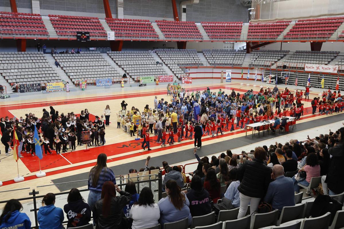 «Mandilones de colores» clama en Gijón por la diversidad y paz: en imágenes