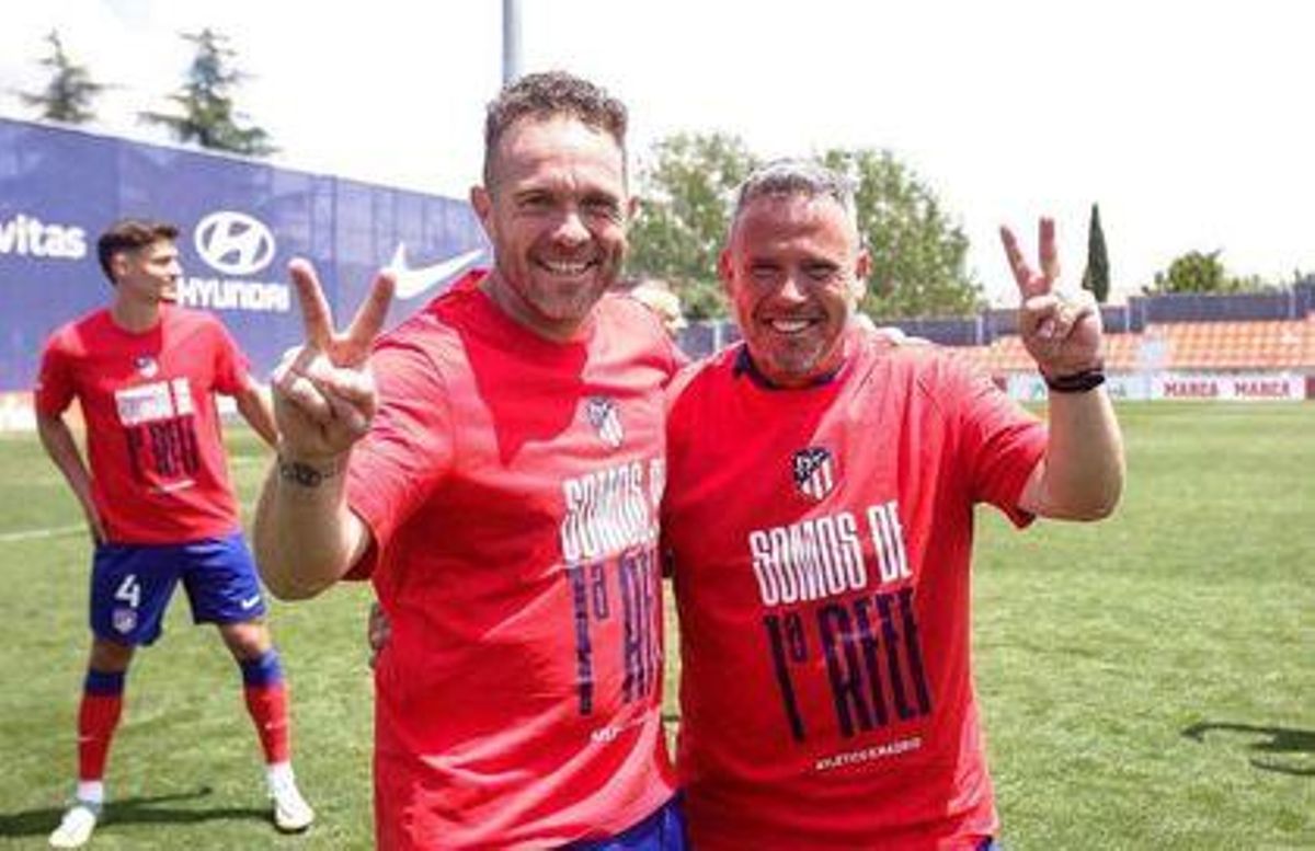 Javi Pineda, a la derecha, con Luis García Tevenet celebrando el ascenos del Atleti B a Primera RFEF en la 22-23.