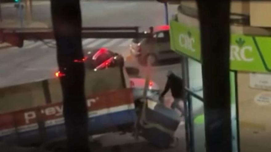 Arrancan el cajero de un banco en Algorfa con un camión y logran huir de la policía en una persecución