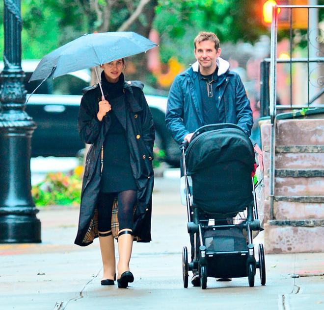 Irina Shayk, con botas de agua y gabardina, pasea a su hija junto a Bradley Cooper