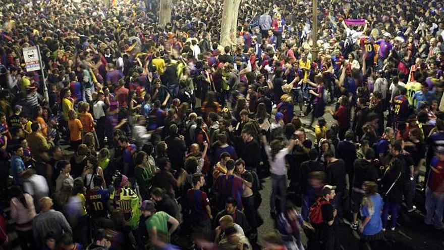 Los aficionados del Barça celebraron el título en la calle. / albert gea