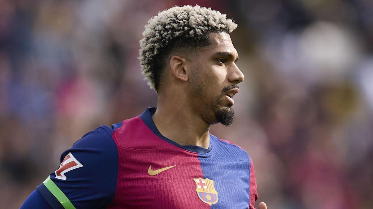 Ronald Araujo of FC Barcelona looks on during the LaLiga EA Sports match between FC Barcelona and Deportivo Alaves at Estadi Olimpic Lluis Companys on February 2, 2025, in Barcelona, Spain. AFP7 02/02/2025 ONLY FOR USE IN SPAIN. Ricardo Larreina / AFP7 / Europa Press;2025;SPORT;ZSPORT;SOCCER;ZSOCCER;FC Barcelona v Deportivo Alaves - La Liga EA Sports;