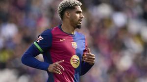 Ronald Araujo of FC Barcelona looks on during the LaLiga EA Sports match between FC Barcelona and Deportivo Alaves at Estadi Olimpic Lluis Companys on February 2, 2025, in Barcelona, Spain. AFP7 02/02/2025 ONLY FOR USE IN SPAIN. Ricardo Larreina / AFP7 / Europa Press;2025;SPORT;ZSPORT;SOCCER;ZSOCCER;FC Barcelona v Deportivo Alaves - La Liga EA Sports;