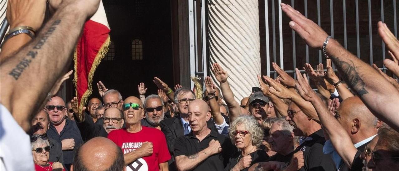 Militantes de la extrema derecha realizan saludos fascistas en un acto en Roma en 2020
