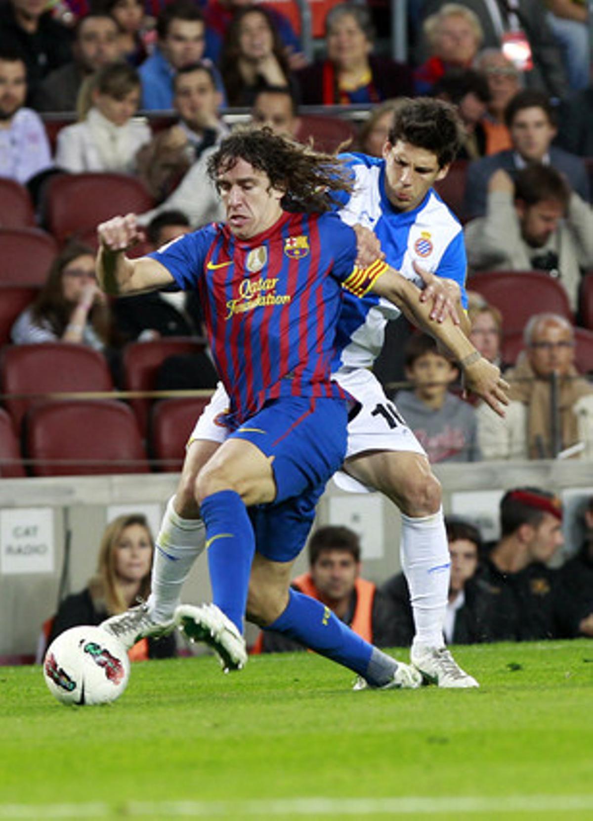 Carles Puyol s’emporta la pilota davant del centrecampista de l’Espanyol Javi López, durant l’últim derbi. Carles Puyol s’emporta la pilota davant del centrecampista de l’Espanyol Javi López, durant l’últim derbi.
