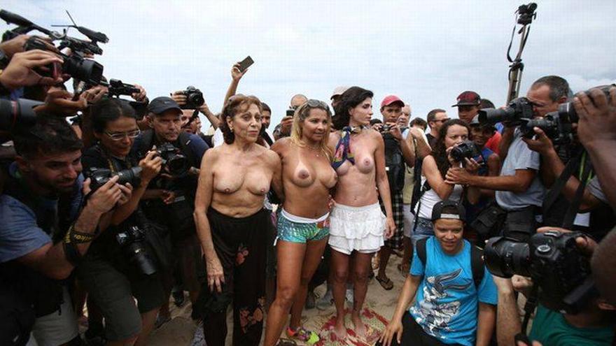 Las brasileñas exigen que se legalice el toples