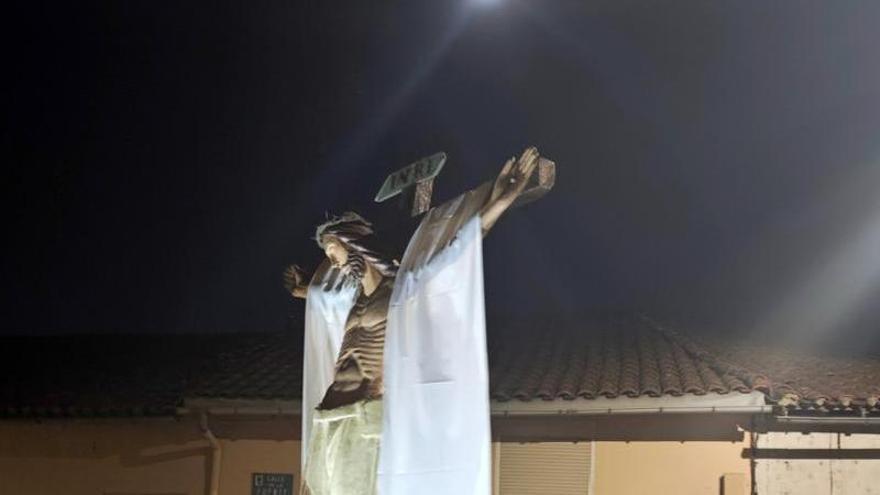 GALERÍA| Alcañices procesiona con el Cristo de la Piedad