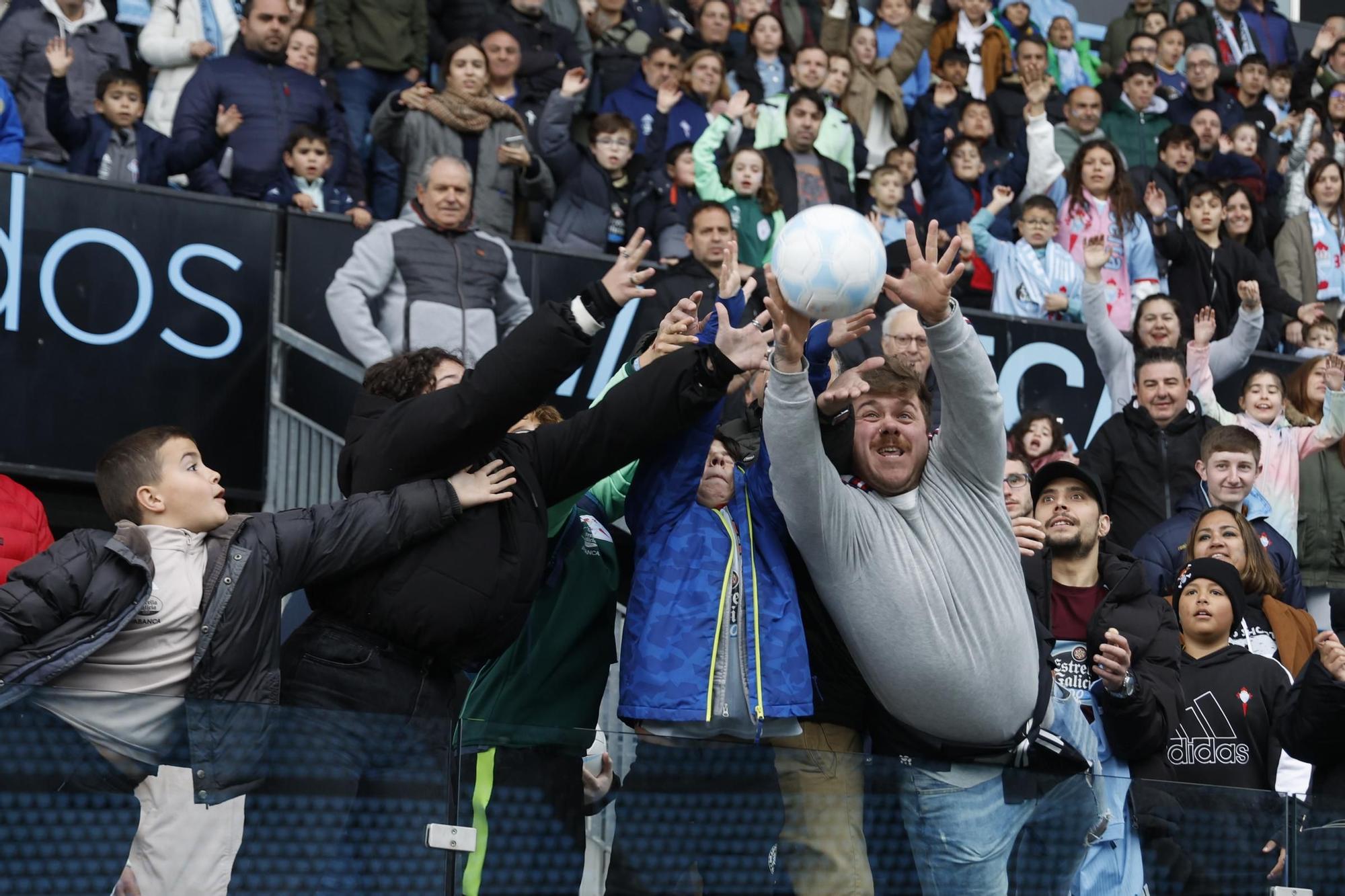 Cientos de aficionados disfrutan del entrenamiento del Celta en Balaídos