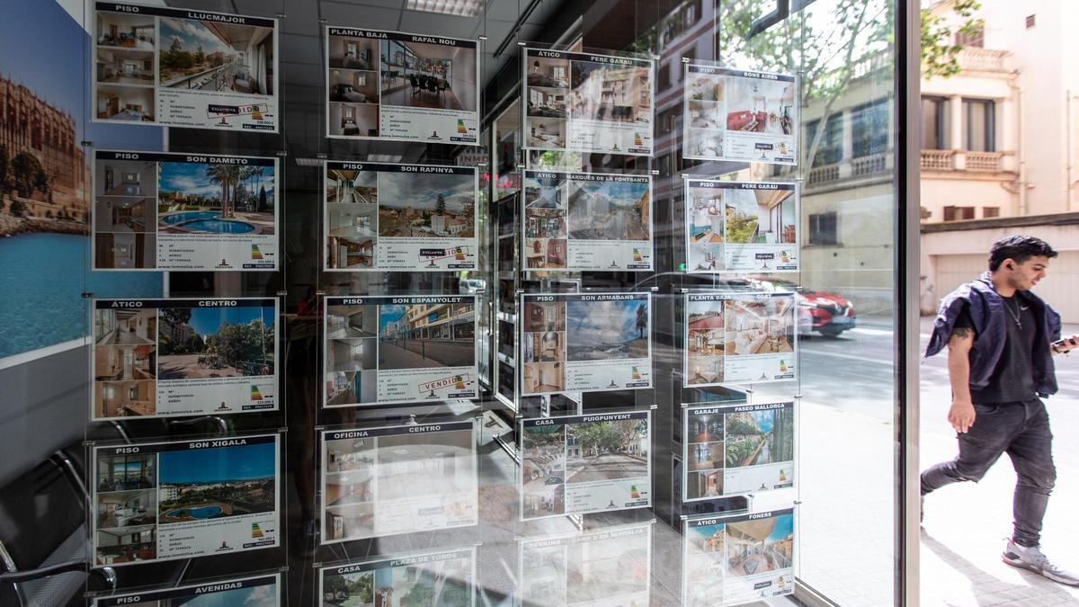 Anuncios de viviendas en venta en una inmobiliaria.