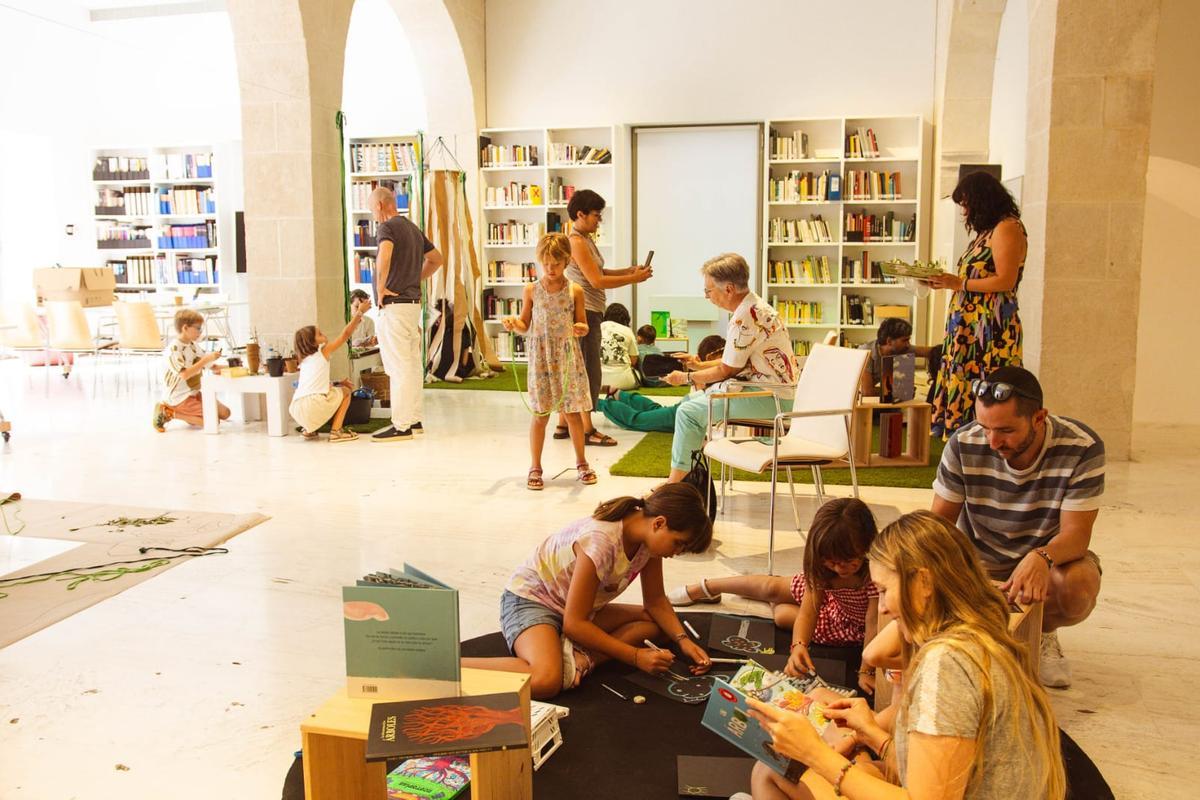 Niños y mayores en la biblioteca del Museo de Arte Contemporáneo de Alicante