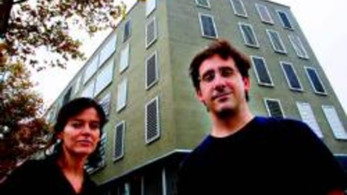 Mónica Rivera y Emiliano López, ante el edificio de Sant Andreu con el que ganaron el premio FAD.