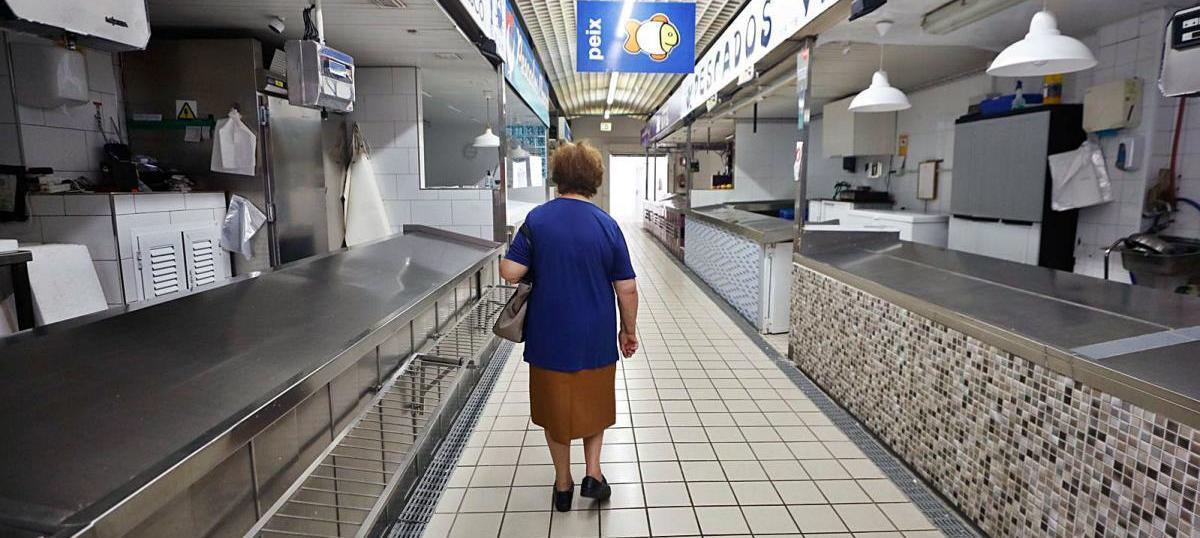 Aspecto del Mercat Nou durante el cierre patronal de un día convocado por su vendedores.