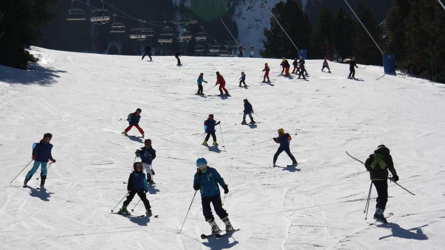 Diversos esquiadors baixant per una de les pistes d&#039;esquí de la Molina