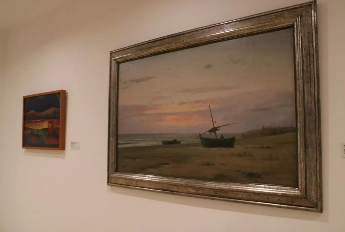 El vínculo entre 'El Pescallunes' de Cuixart (izquierda)y 'Platja' de Modest Urgell (derecha) en la exposición