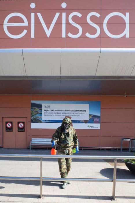 Los militares limpian y desinfectan el aeropuerto de Ibiza