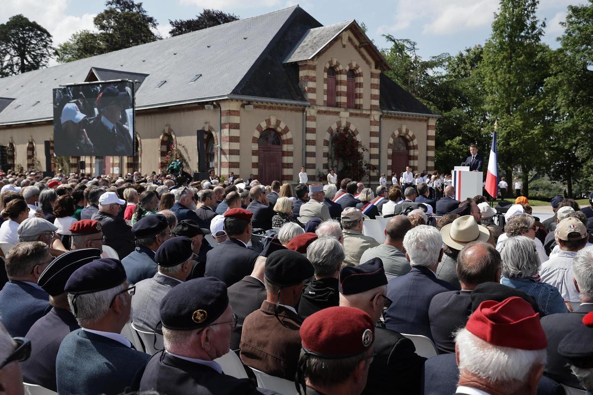 El presidente francés, Emmanuel Macron, rinde homenaje a las víctimas civiles de la Segunda Guerra Mundial en Sain-lo.