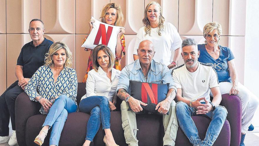 Víctor Sandoval (detrás a la izquierda) junto a los antiguos colaboradores de Sálvame