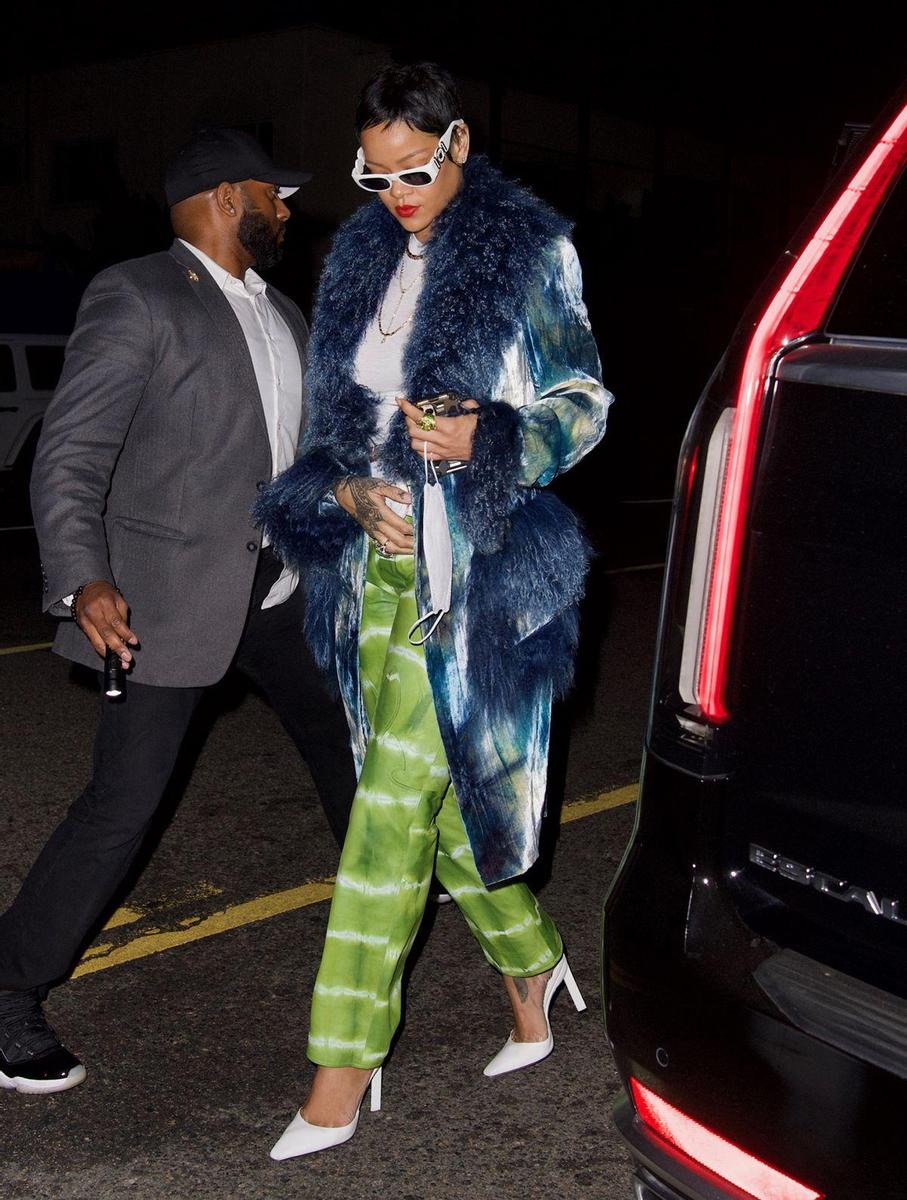 Rihanna con pantalones y abrigo 'tie-dye' y pelo corto 'pixie'